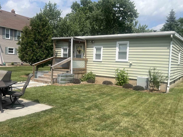 429 N Chipman St, Owosso, MI 48867 - view of front facade with a front yard