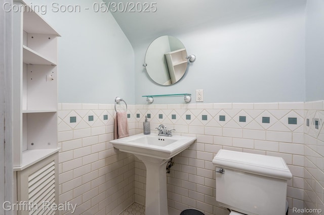 117 W Northrup St, Lansing, MI 48911 - bathroom featuring tile walls, toilet, and wainscoting