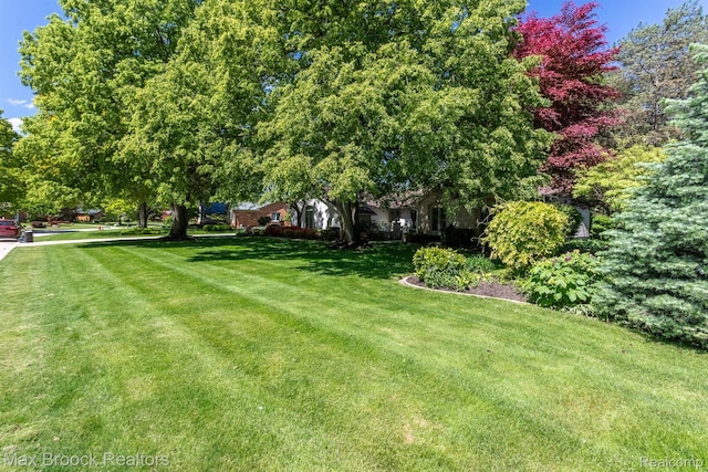 1816 Ledbury Dr, Bloomfield Hills, MI 48304 - view of grassy yard