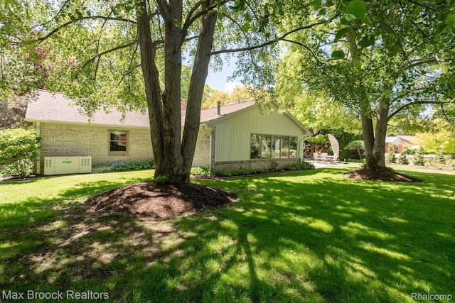1816 Ledbury Dr, Bloomfield Hills, MI 48304 - view of green lawn