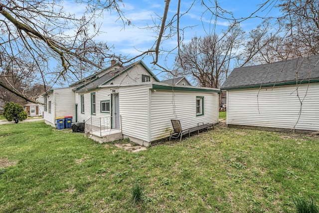723 Baxter St SE, Grand Rapids, MI 49503 - rear view of house featuring a yard
