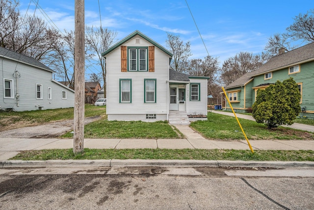 723 Baxter St SE, Grand Rapids, MI 49503 - traditional-style home featuring a front yard and a shingled roof