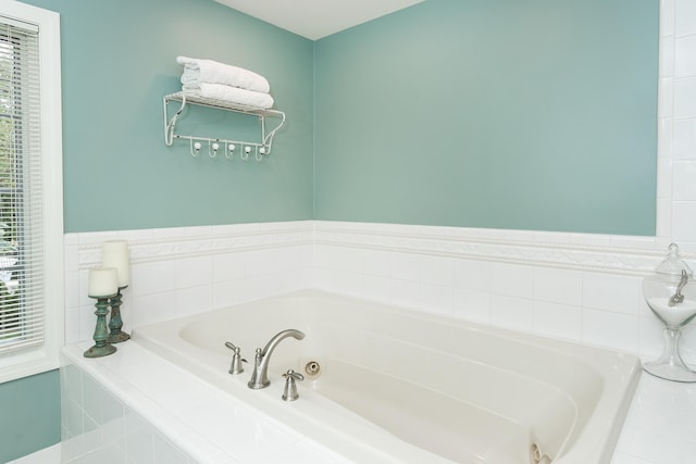 647 S Spinningwheel Ln, Michigan, MI 48304 - full bathroom with a jetted tub
