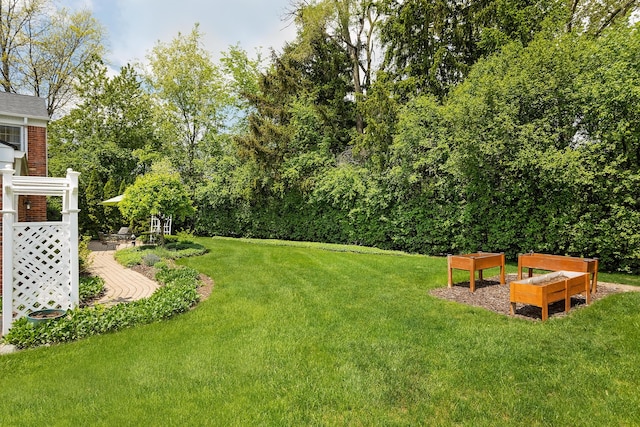 647 S Spinningwheel Ln, Michigan, MI 48304 - view of grassy yard