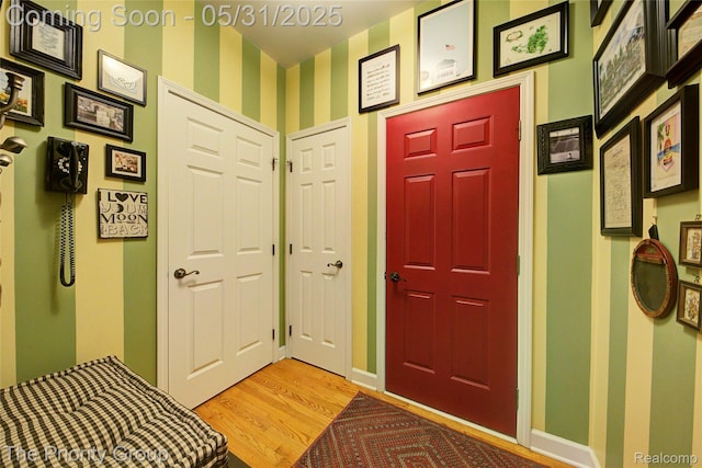 7730 Parkcrest Cir, Clarkston, MI 48348 - foyer featuring wallpapered walls, light wood finished floors, and baseboards