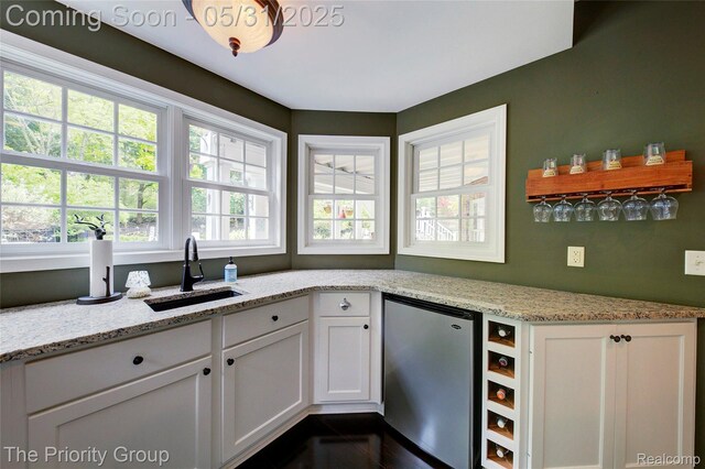 7730 Parkcrest Cir, Clarkston, MI 48348 - bar area with fridge and a sink