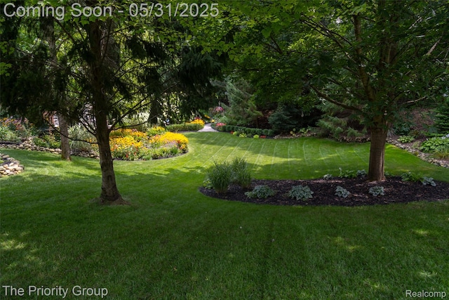 7730 Parkcrest Cir, Clarkston, MI 48348 - view of grassy yard