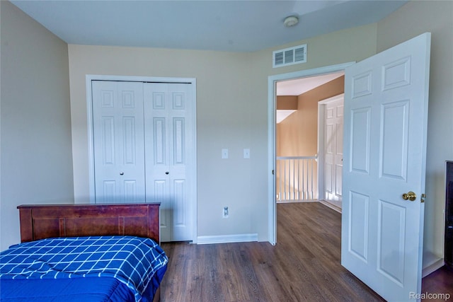 24511 Pinehurst Ave Unit 14, Oak Park, MI 48237 - bedroom with dark wood-style flooring, a closet, and baseboards
