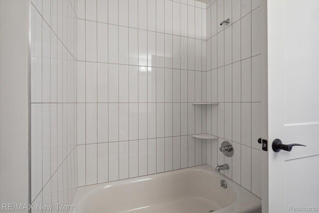 2921 Walsh Dr, Rochester Hills, MI 48309 - bathroom featuring shower / bath combination