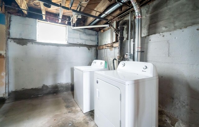 13 Rena St SW, Grand Rapids, MI 49507 - laundry room featuring independent washer and dryer
