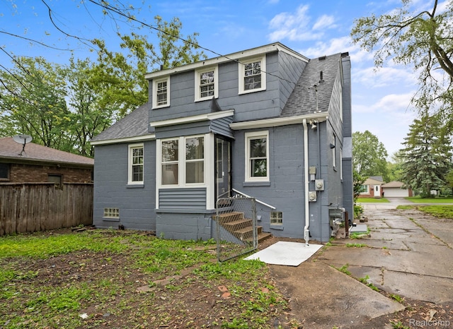 28517 Aberdeen St, Southfield, MI 48076 - traditional home featuring roof with shingles