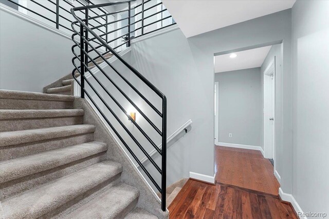 10161 N Loma Cir, Grosse Ile, MI 48138 - staircase featuring wood finished floors, baseboards, and recessed lighting
