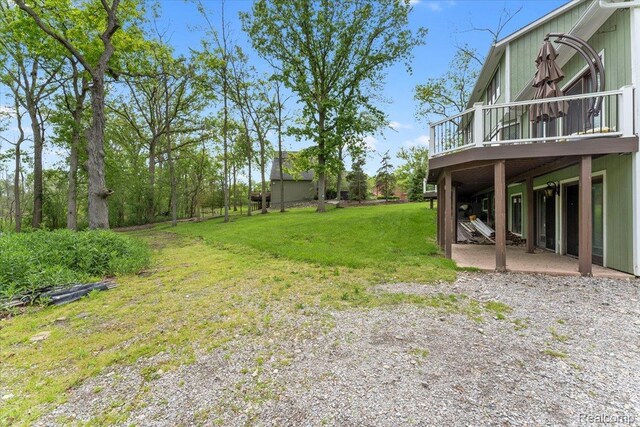 10161 N Loma Cir, Grosse Ile, MI 48138 - view of grassy yard with a wooden deck
