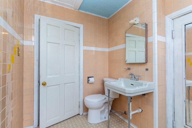 323 Northbound Gratiot Ave, Mount Clemens, MI 48043 - bathroom with tile walls, toilet, and tile patterned flooring