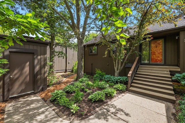 2 Eastbury Ct, Ann Arbor, MI 48105 - view of yard