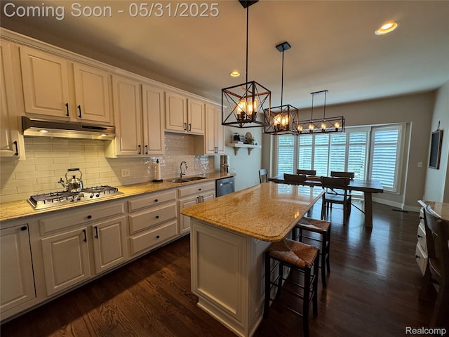 7348 William Dr, Shelby Twp, MI 48316 - kitchen featuring under cabinet range hood, a sink, tasteful backsplash, a chandelier, and recessed lighting
