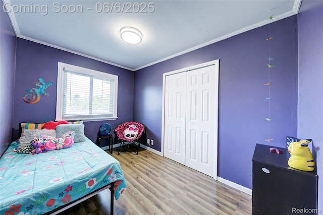 2470 E Highland Rd, Howell, MI 48843 - bedroom featuring ornamental molding, light wood-style flooring, baseboards, and a closet