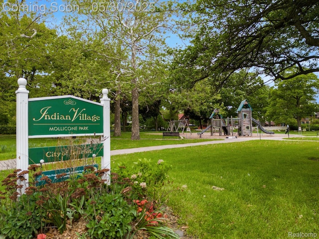 2918 Burns St, Detroit, MI 48214 - view of community with a yard