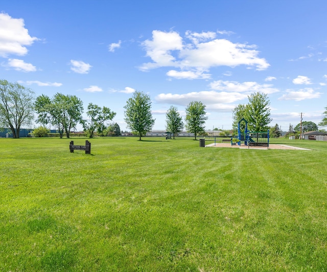 826 Jennie Pl, Monroe, MI 48161 - surrounding community with a lawn