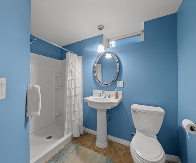 826 Jennie Pl, Monroe, MI 48161 - bathroom with toilet, a shower with shower curtain, baseboards, and tile patterned floors