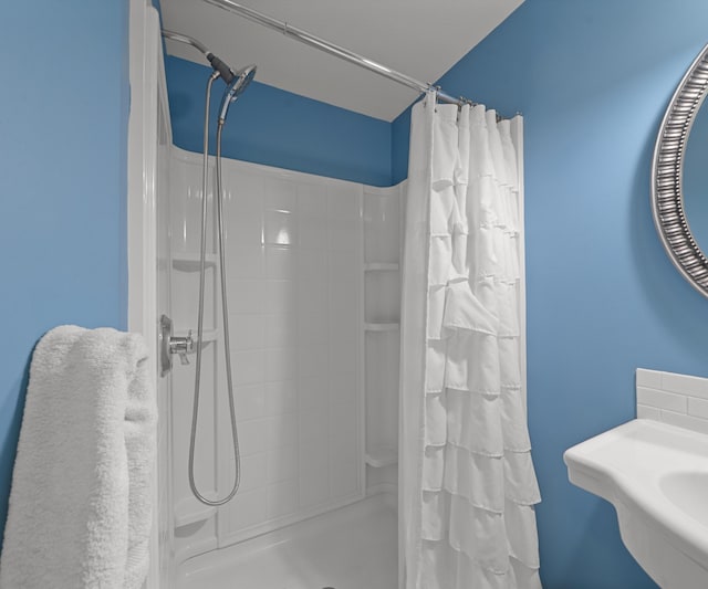 826 Jennie Pl, Monroe, MI 48161 - full bathroom featuring a shower with curtain