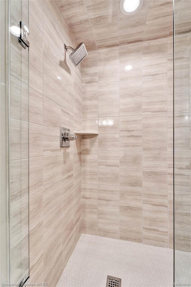 19138 Riverside Dr, Beverly Hills, MI 48025 - bathroom featuring a shower stall