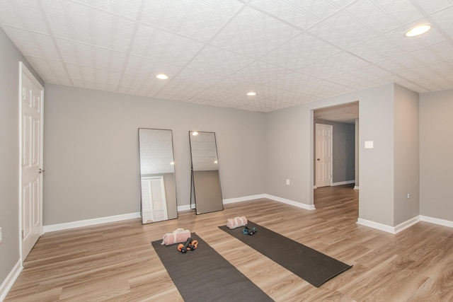 9117 Cambridge Dr, Saline, MI 48176 - workout area featuring light wood-style flooring, recessed lighting, and baseboards