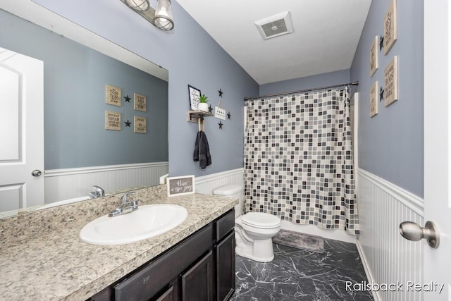 184 Dana Ln, Sand Lake, MI 49343 - full bath featuring wainscoting, vanity, toilet, and a shower with shower curtain