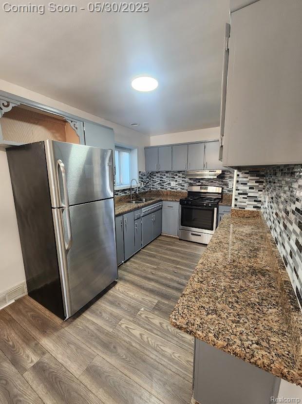 2625 Winston Dr, Sterling Heights, MI 48310 - kitchen featuring stainless steel appliances, gray cabinets, dark wood-type flooring, decorative backsplash, and a sink