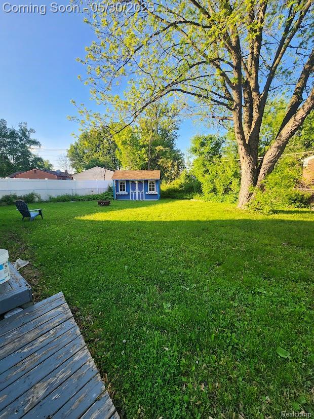 2625 Winston Dr, Sterling Heights, MI 48310 - view of yard featuring an outdoor structure