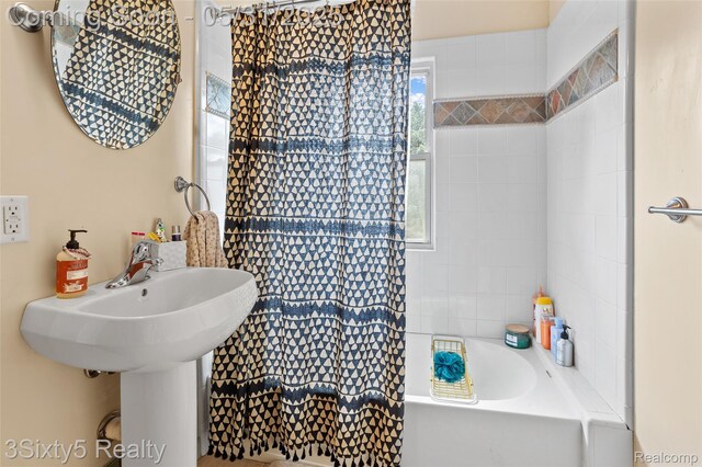 6568 Balfour Ave, Allen Park, MI 48101 - full bathroom with shower / tub combo with curtain