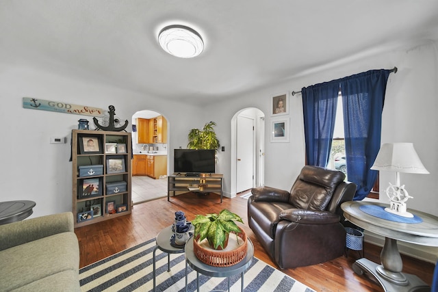 912 Gerald Ave, Jackson, MI 49203 - living area with arched walkways and wood finished floors