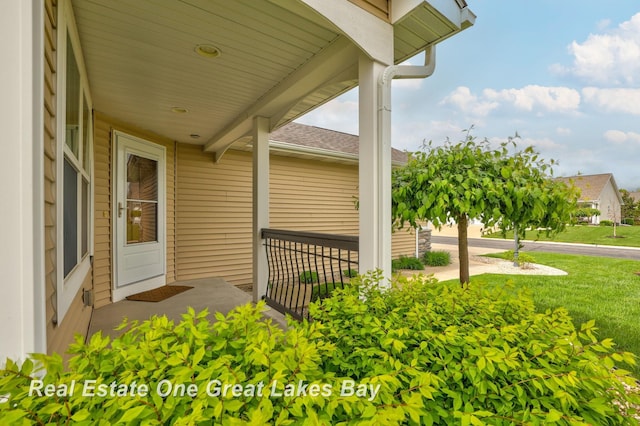 32 Tuscany Cir, Saginaw, MI 48603 - view of covered porch