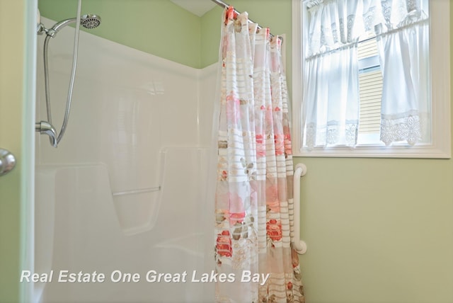 32 Tuscany Cir, Saginaw, MI 48603 - full bathroom with curtained shower