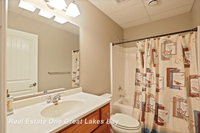 32 Tuscany Cir, Saginaw, MI 48603 - bathroom featuring vanity, toilet, a drop ceiling, and shower / tub combo with curtain