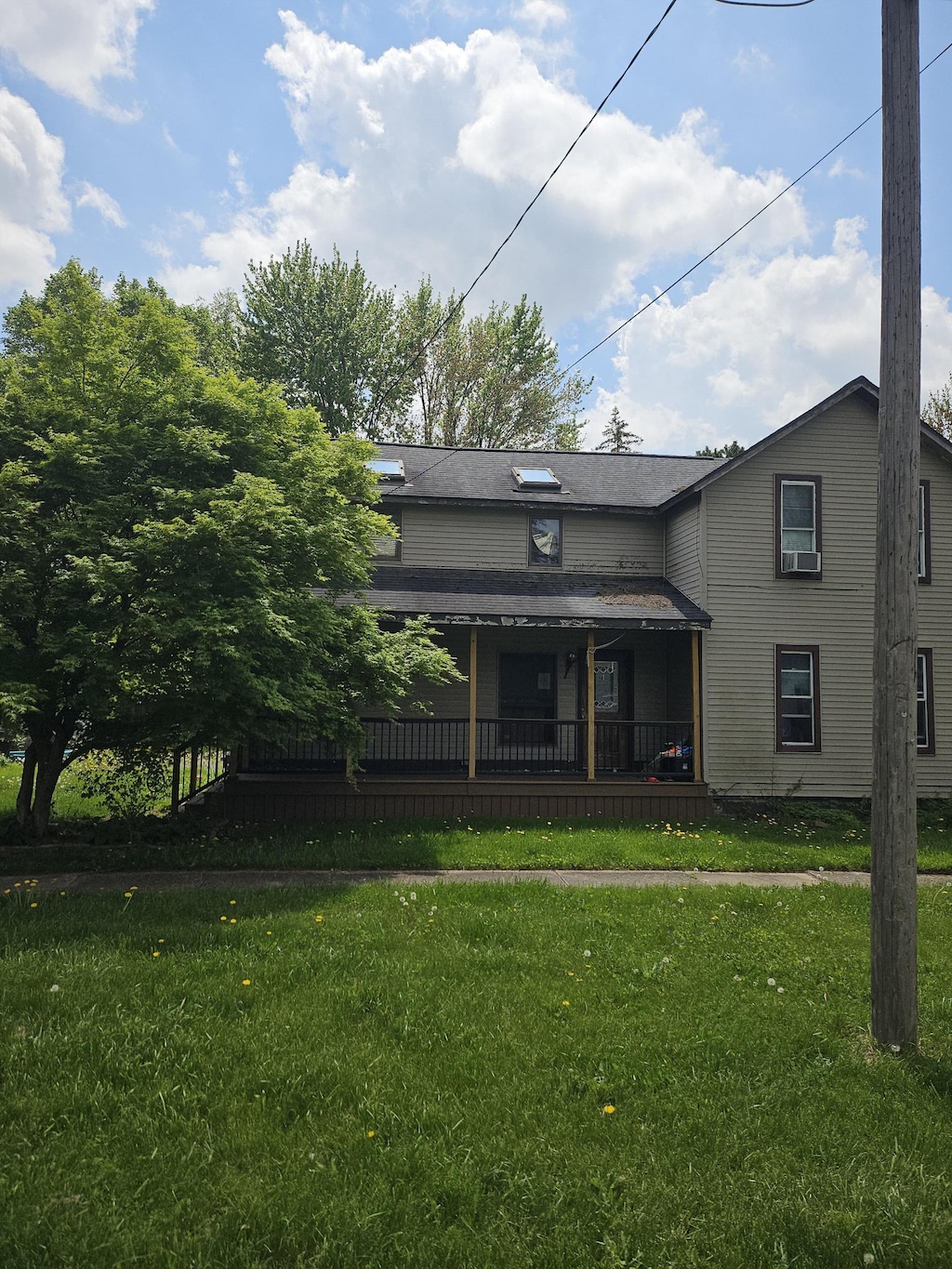313 W Johnson St, Saginaw, MI 48604 - view of front of home with a front yard