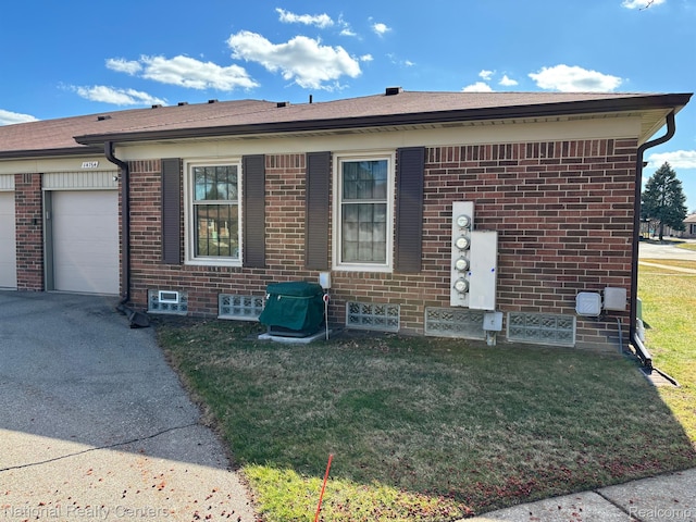 14764 Brewster Ct, Shelby Twp, MI 48315 - view of front of house featuring brick siding, a front lawn, an attached garage, and asphalt driveway