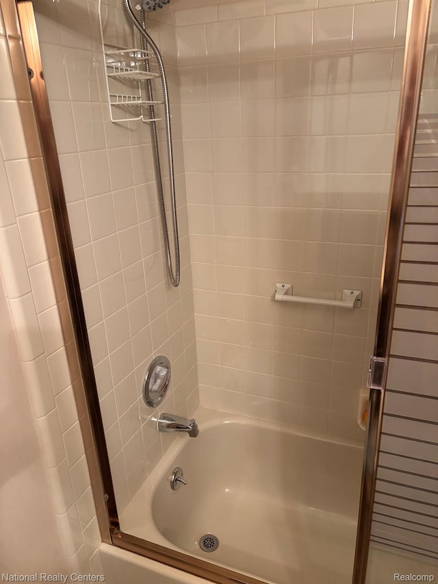 14764 Brewster Ct, Shelby Twp, MI 48315 - bathroom featuring shower / washtub combination