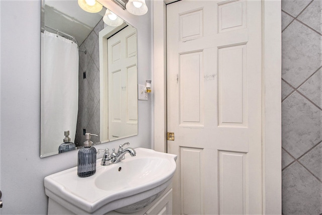 928 Baxter St SE, Grand Rapids, MI 49506 - full bathroom featuring vanity
