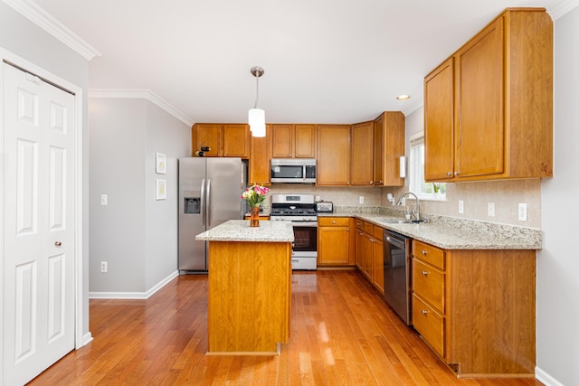 1743 Savannah Ln, Ypsilanti, MI 48198 - kitchen with appliances with stainless steel finishes, a sink, a center island, baseboards, and crown molding