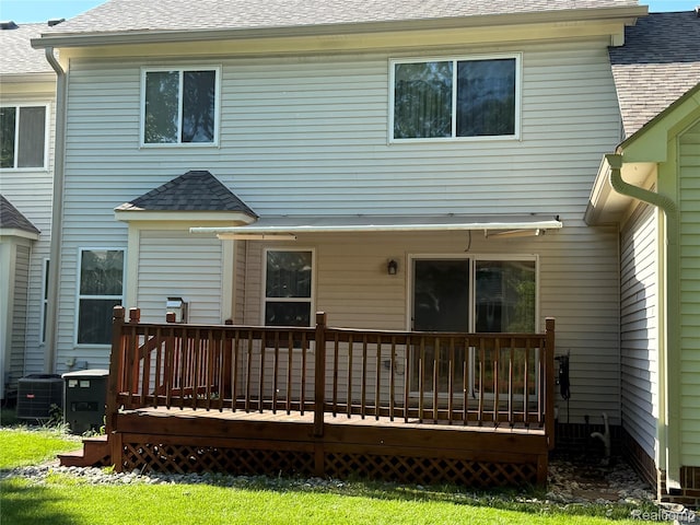 22693 Coachlight Cir, Taylor, MI 48180 - back of house featuring roof with shingles, a deck, and cooling unit