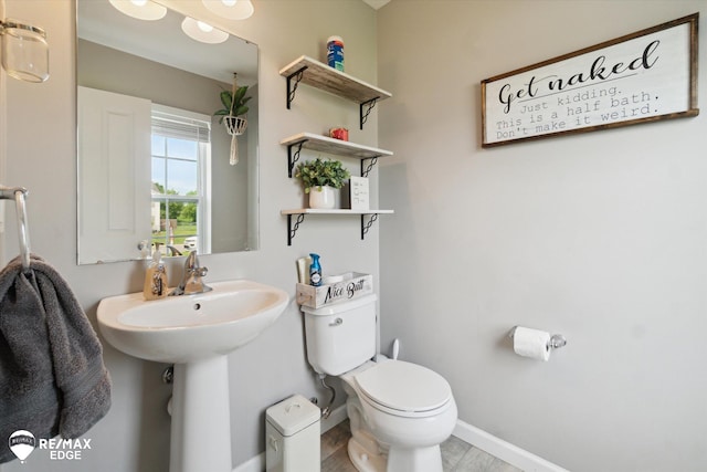 9416 Sunrise Ln, Davison, MI 48423 - half bathroom featuring toilet and baseboards