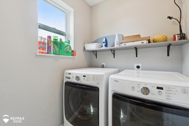 9416 Sunrise Ln, Davison, MI 48423 - laundry area featuring independent washer and dryer