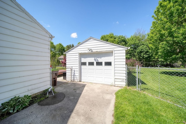 962 Vine St, Adrian, MI 49221 - detached garage with driveway
