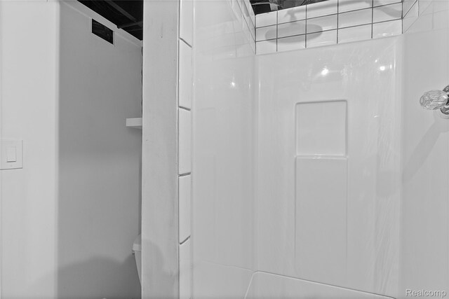 717 N Vermont Ave, Royal Oak, MI 48067 - bathroom featuring a shower and toilet