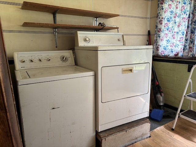 28131 66th St, Bangor, MI 49013 - laundry room with washing machine and dryer and wood finished floors