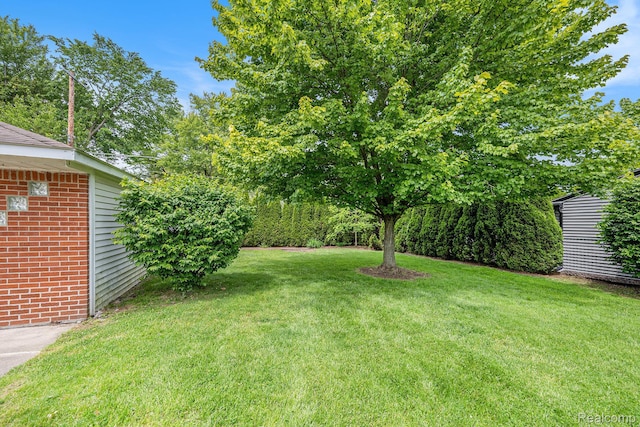 6439 Rockdale Ct, Dearborn Heights, MI 48127 - view of grassy yard