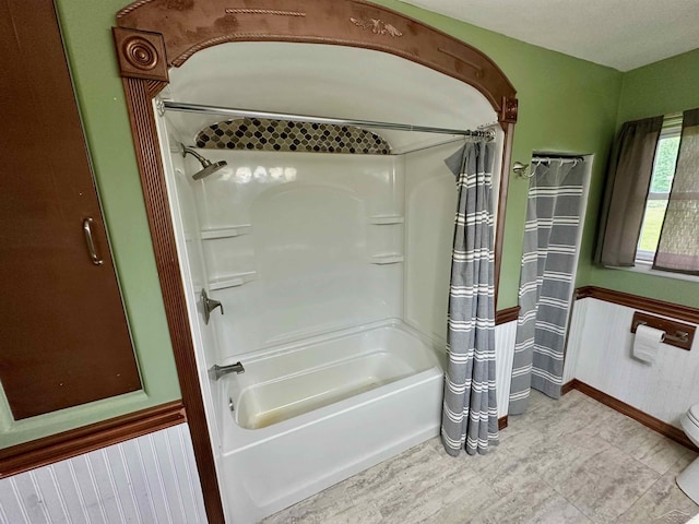 13405 S Gera Rd, Birch Run, MI 48415 - bathroom featuring shower / bath combo and baseboards