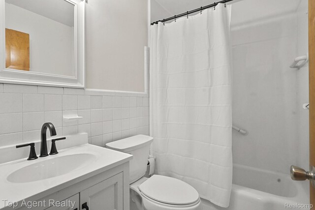 2125 Clawson Ave Unit 207, Royal Oak, MI 48073 - bathroom with toilet, vanity, tile walls, and shower / tub combo with curtain