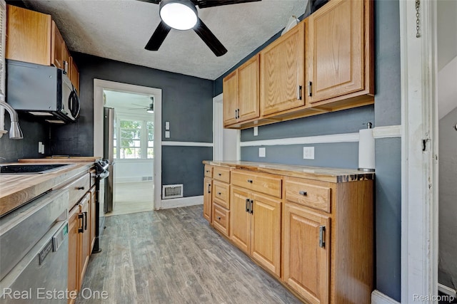86 Marquette St, Pontiac, MI 48342 - kitchen featuring a ceiling fan, light wood-style floors, a sink, dishwashing machine, and butcher block countertops